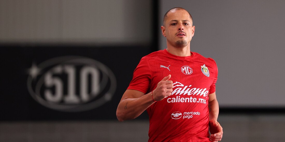 Chicharito Hernández entrenando con las Chivas