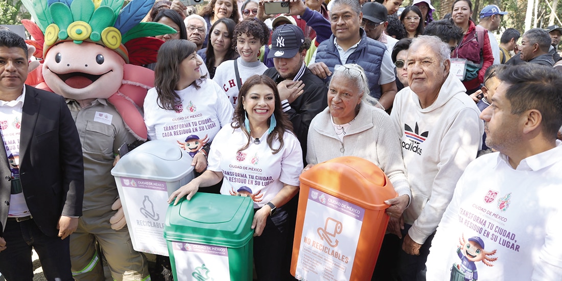 Clara Brugada durante el reparto de botes para separar residuos, ayer.