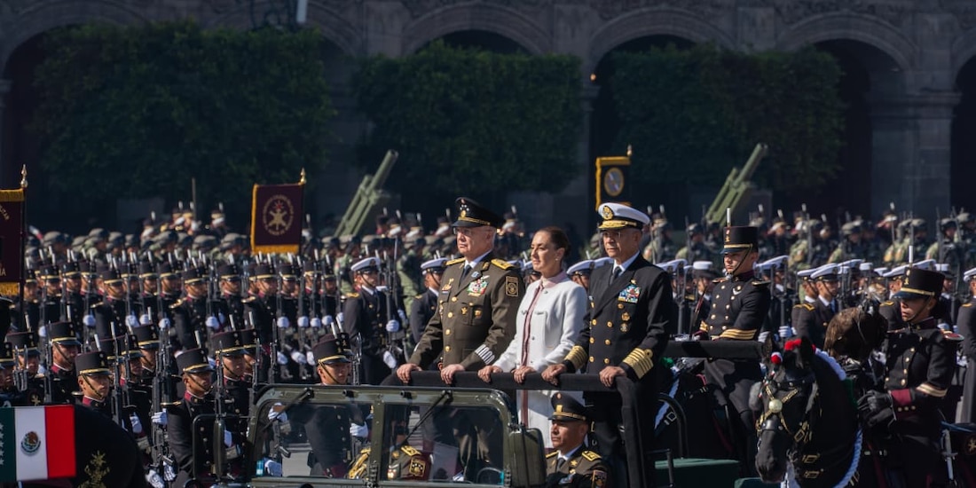 La presidenta Claudia Sheinbaum Pardo encabezó la ceremonia de la Marcha de la Lealtad como comandanta suprema de las Fuerzas Armadas; a su lado, Ricardo Trevilla.