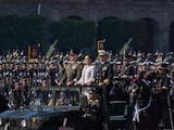 La presidenta Claudia Sheinbaum Pardo encabezó la ceremonia de la Marcha de la Lealtad como comandanta suprema de las Fuerzas Armadas; a su lado, Ricardo Trevilla.
