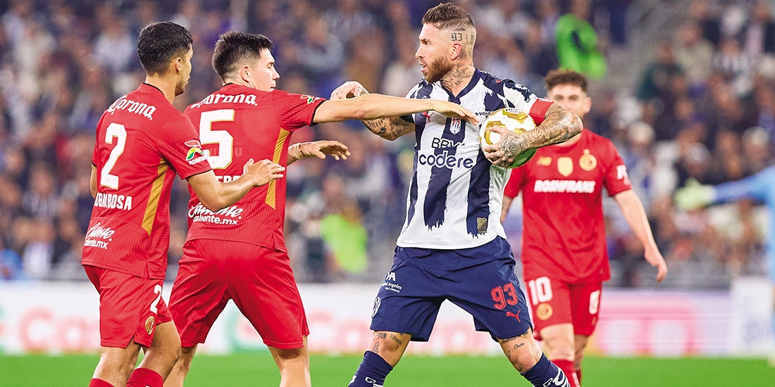 Sergio Ramos y Franco Romero se pelean para recuperar el balón y seguir con el partido, ayer.