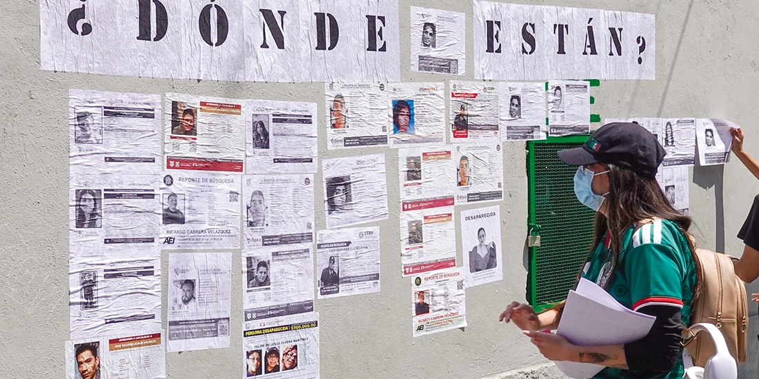 Colectivos pegaron fichas de búsqueda en la periferia del Estadio CDMX, el sábado.