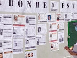 Colectivos pegaron fichas de búsqueda en la periferia del Estadio CDMX, el sábado.