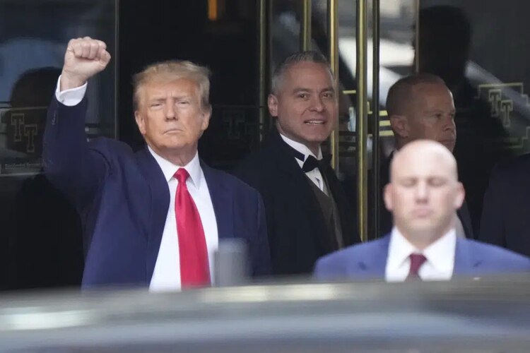 El expresidente Donald Trump sale de la Trump Tower en Nueva York, el martes 4 de abril de 2023