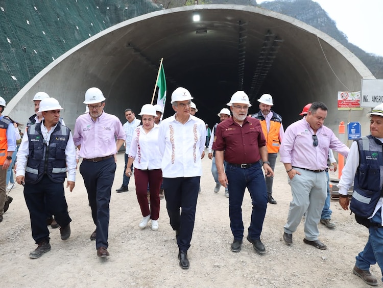 Al centro, el gobernador de Tamaulipas, Américo Villarreal Anaya.