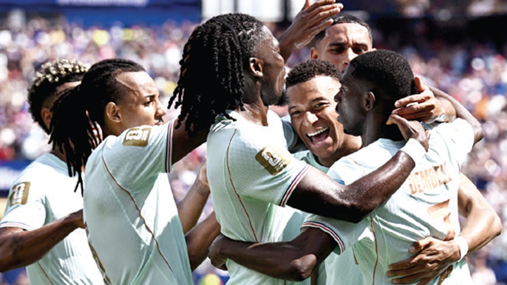 DEMBÉLÉ festeja el triunfo de Francia, ayer.