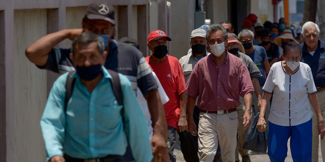 Personas caminan en Culiacá, Sinaloa.