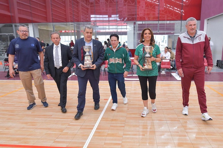 Así entregaron trofeo en el juego de botargas por la salud