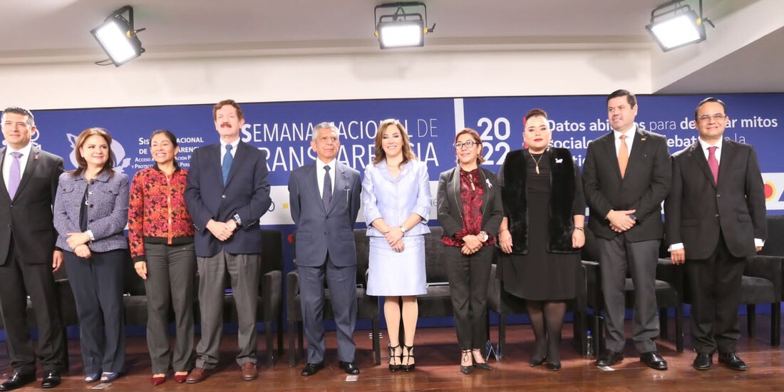 Comisionados del Inai y especialistas, durante el cierre del evento, ayer.