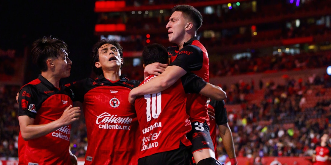 Jugadores de Xolos festejando su gol ante Tigres.
