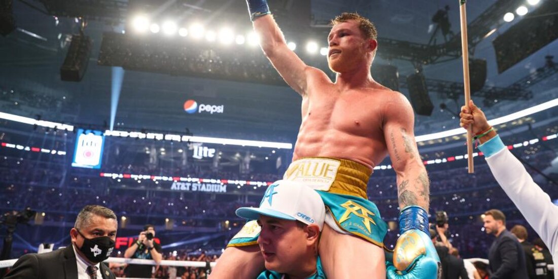 Saúl "Canelo" Álvarez celebra después de una de sus peleas de box en 2021.