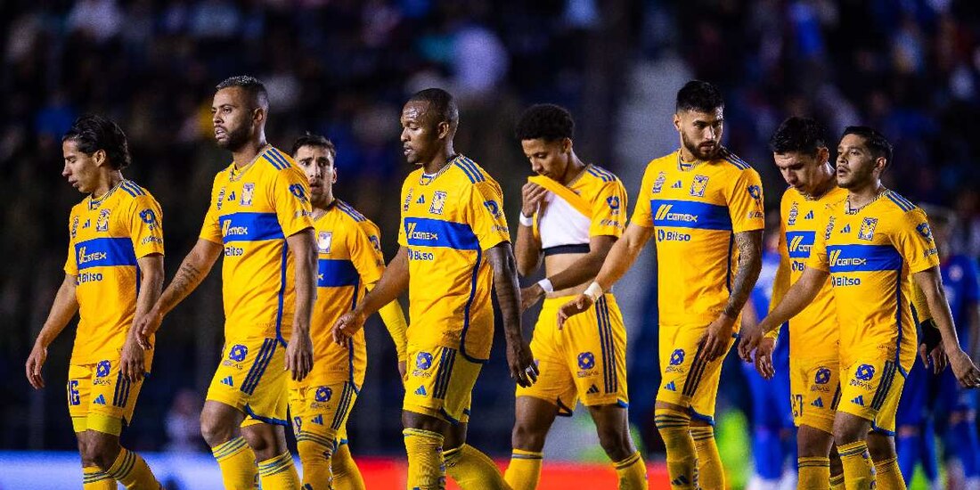 Futbolistas de Tigres se lamentan después de una derrota en el Torneo Clausura 2024 de la Liga MX.