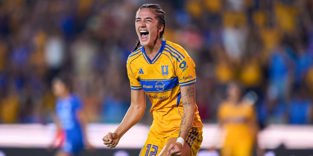 Diana Ordoñez festejando la segunda anotación de Tigres Femenil.