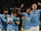Erling Haaland celebra con su compañero del Manchester City, Savinho, tras anotar el segundo gol de su equipo en la victoria ante el Leicester en la Premier League