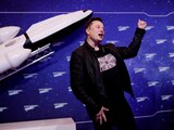 El propietario de SpaceX y director ejecutivo de Tesla, Elon Musk, hace gestos después de llegar a la alfombra roja para el premio Axel Springer, en Berlín, Alemania, el 1 de diciembre de 2020