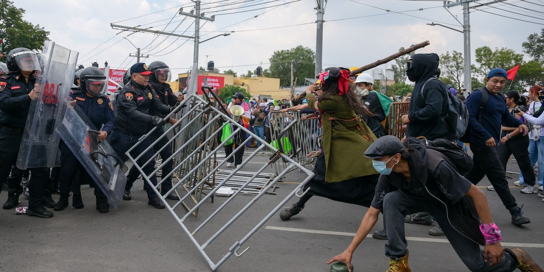 Manifestantes y elementos de seguridad se enfrentaron en las inmediaciones del Estadio Ciudad de México