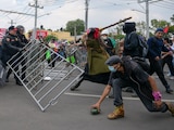 Manifestantes y elementos de seguridad se enfrentaron en las inmediaciones del Estadio Ciudad de México