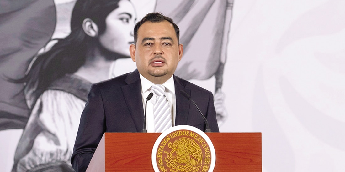 Julio León, coordinador de Becas para el Bienestar, en conferencia, ayer.