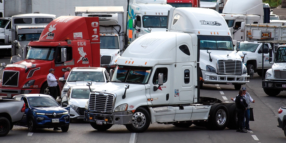 Transportistas bloquearon la carretera Toluca-México, en el Edomex, el lunes.