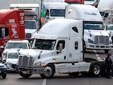 Transportistas bloquearon la carretera Toluca-México, en el Edomex, el lunes.