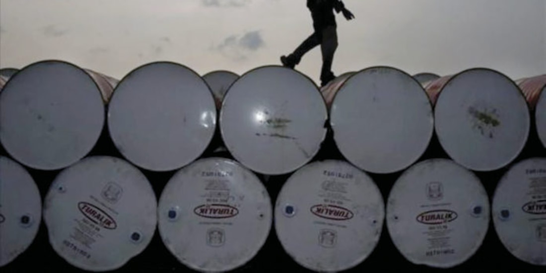 Barriles de petróleo, e una fotografía ilustrativa.