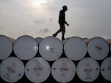 Barriles de petróleo, e una fotografía ilustrativa.
