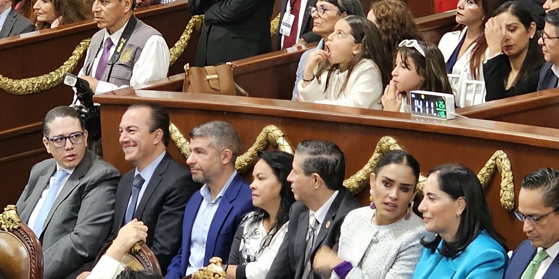 Alessandra Rojo de la Vega (segunda de der. a izq.) y Lía Limón, ayer.