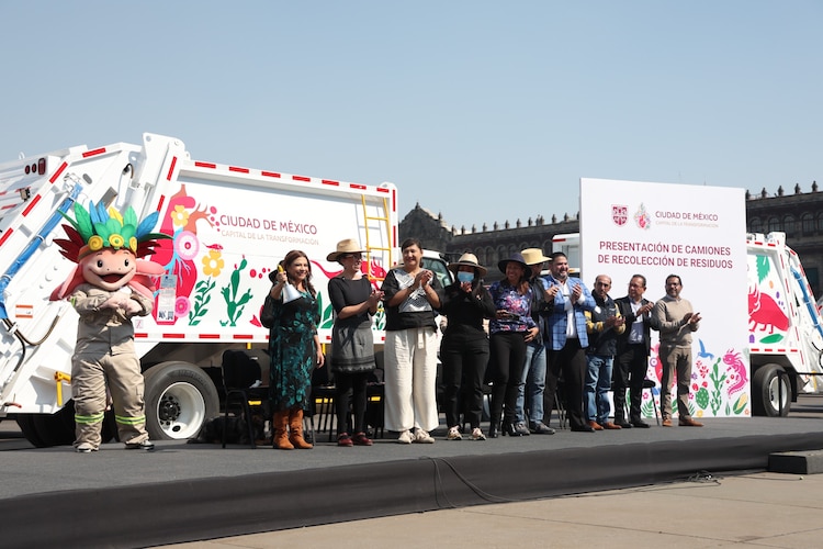 Autoridades de la CDMX presentan maquinaria especializada para la transformación de residuos orgánicos en composta en el Bordo Poniente.