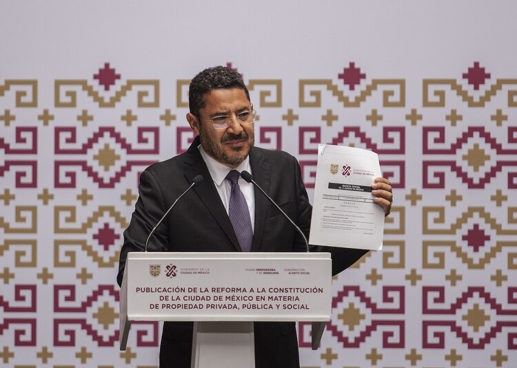 El jefe de Gobierno, Martí Batres, al encabezar la publicación de la reforma a la Constitución de la CDMX en materia de propiedad, el pasado lunes.