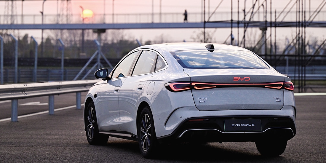 Las llantas de aleación de 18” con diseño estilo “hacha voladora”.