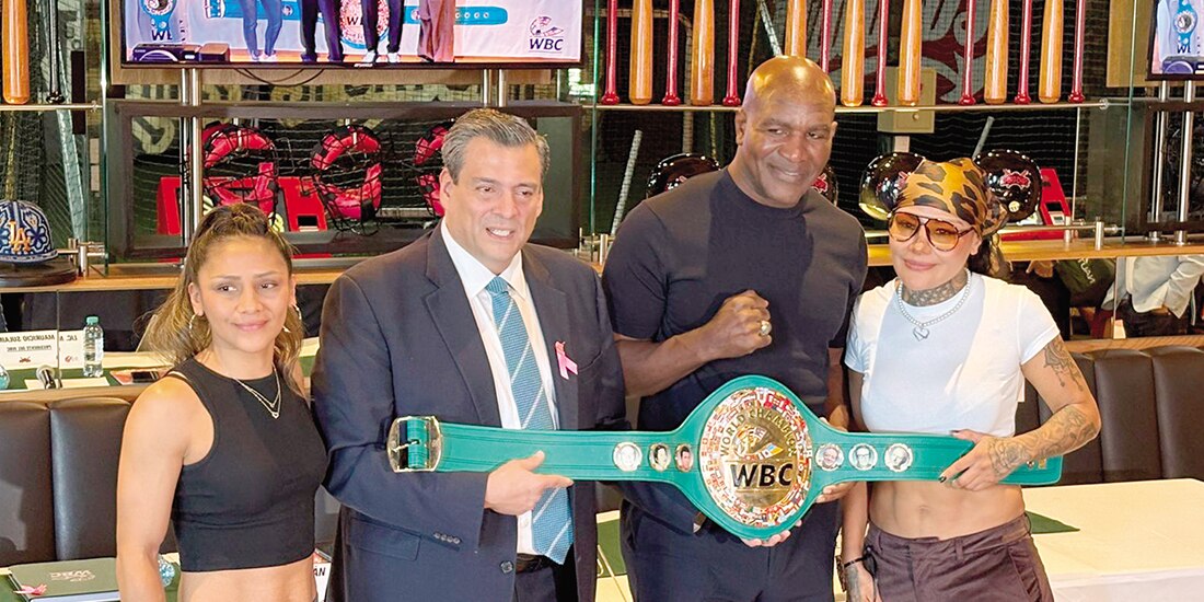 Evander Holyfield, ayer, en su conferencia de prensa en la Ciudad de México, a lado de Mauricio Sulaimán.