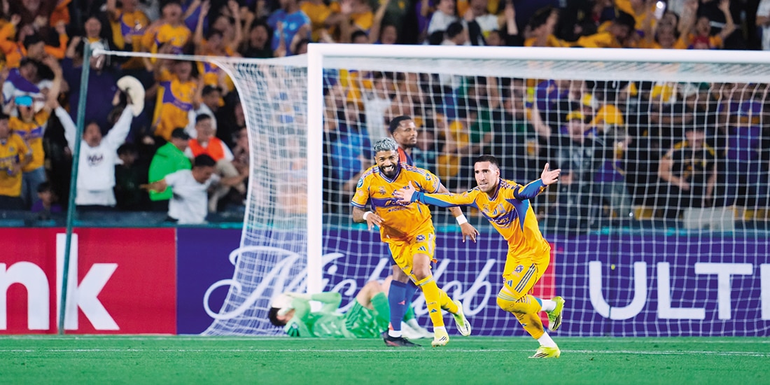 Gorriarán y Aguirre festejan el último gol de Tigres, ayer.