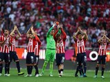 Futbolistas de Chivas festejan su triunfo sobre el Necaxa en la Fecha 14 de la Liga MX.