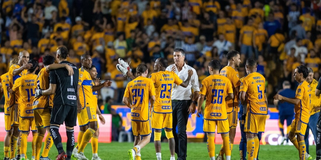 El entrenador y sus jugadores celebran el triunfo el sábado.