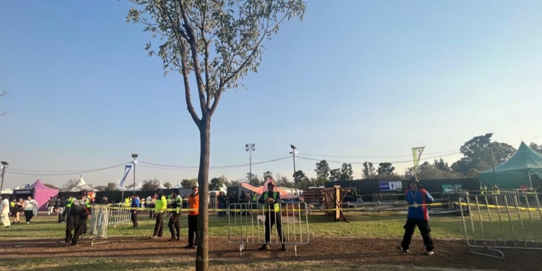 Seguridad del Axe Ceremonia resguarda la zona del accidente, el 5 de abril.