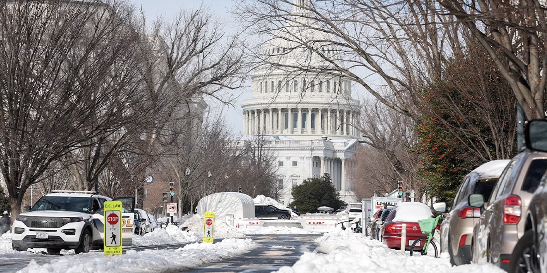 La nieve cubre una calle cerca del Capitolio en Washington, ayer.