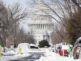 La nieve cubre una calle cerca del Capitolio en Washington, ayer.