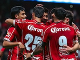 Jugadores del Toluca celebran un gol contra el Necaxa en el Estadio Nemesio Díez.