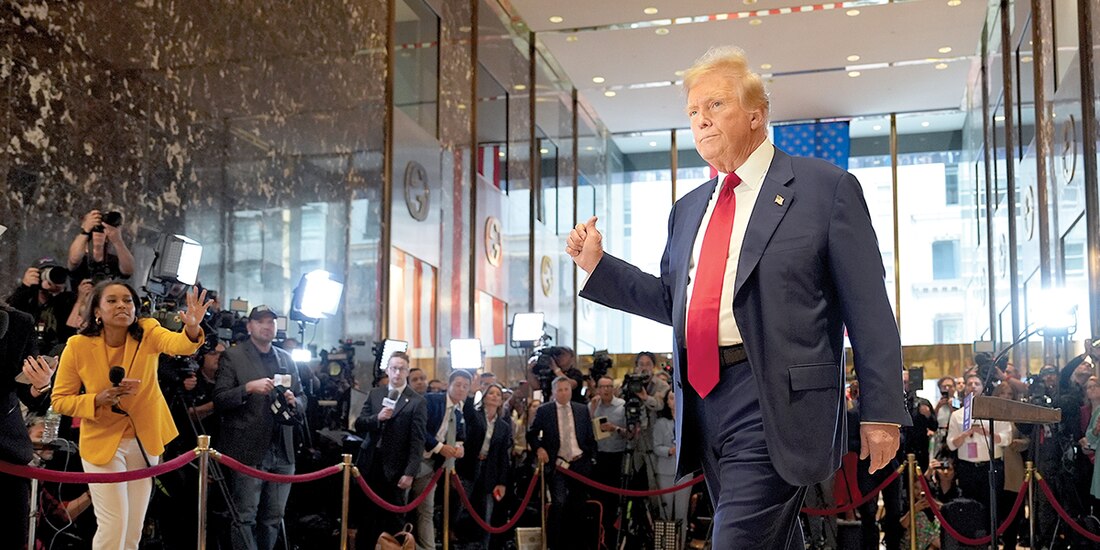 Donald Trump, al dejar su conferencia de prensa de ayer, en Nueva York.