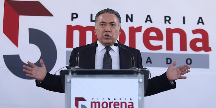 El legislador Enrique Inzunza, ayer, en conferencia de prensa.