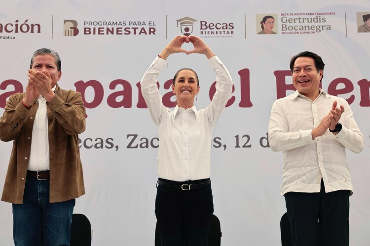 Autoridades federales y estatales coordinan esfuerzos para consolidar la cobertura de becas desde educación básica hasta universidad.