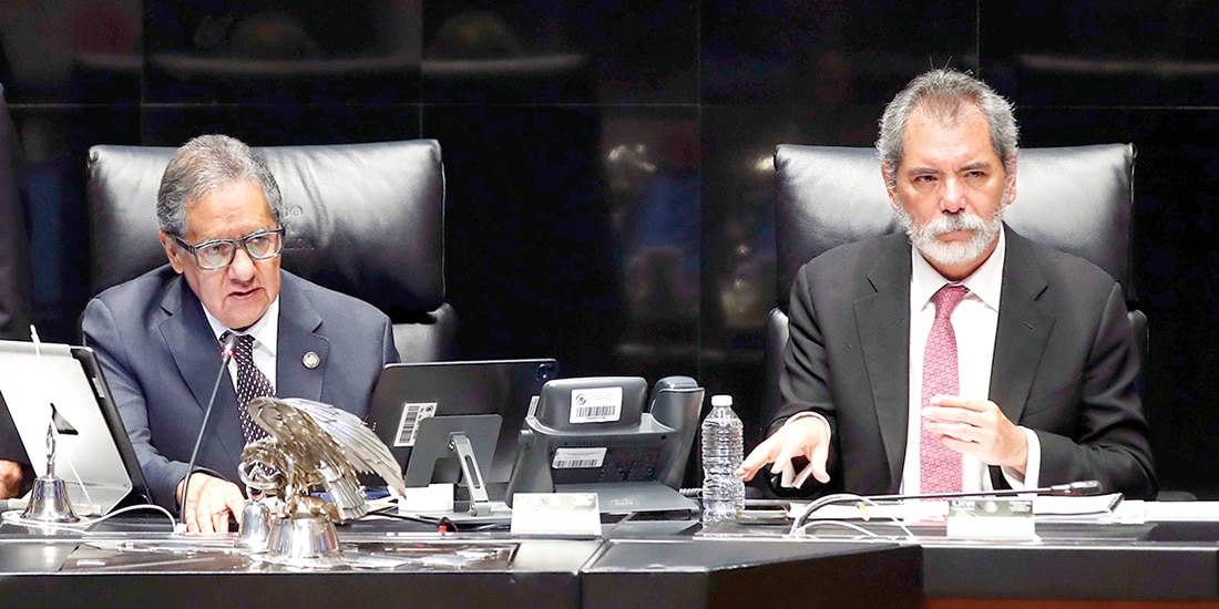 El senador Higinio Martínez y el secretario Édgar Amador, ayer.
