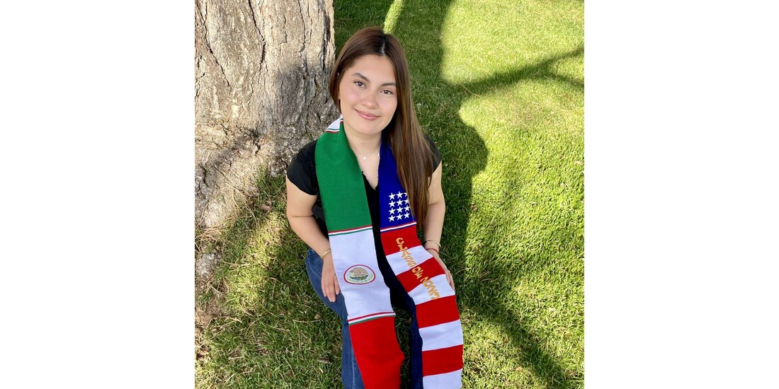 En la imagen, Naomi Peña Villasano posa con una chalina con las banderas de México y EU que las autoridades escolares de Colorado le prohibieron usar en la ceremonia de graduación de su secundaria
