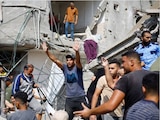 Un hombre reacciona mientras los palestinos se reúnen para buscar víctimas en el lugar de un ataque israelí contra una casa en Khan Younis, en el sur de la Franja de Gaza, el 24 de octubre.