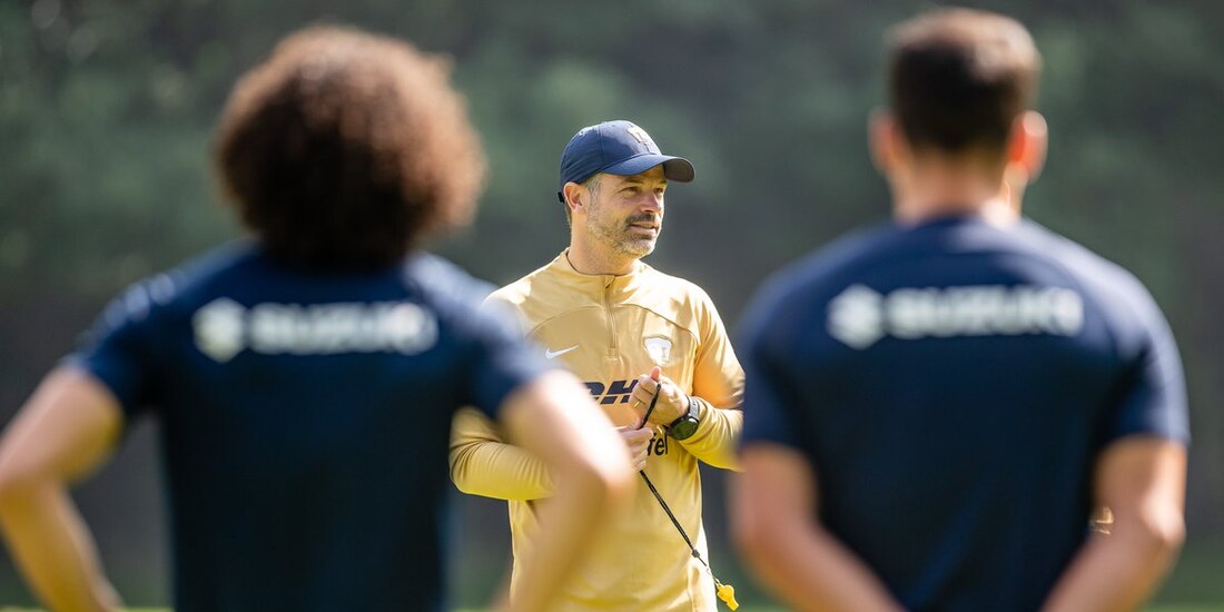 Rafa Puente Jr. en su primer día al mando de los Pumas.