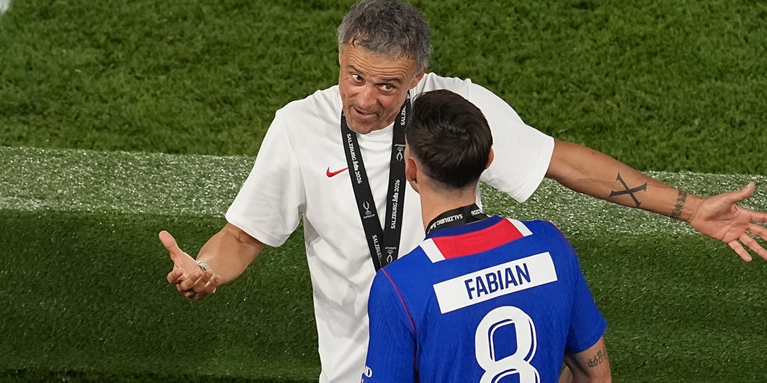 Luis enrique platica con Fabian el pasado 12 de agosto después de consagrarse en la Supercopa de Europa.