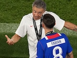 Luis enrique platica con Fabian el pasado 12 de agosto después de consagrarse en la Supercopa de Europa.