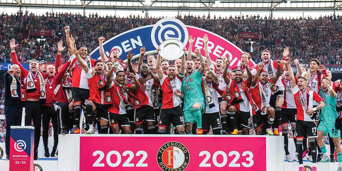 Futbolistas del Feyenoord, ayer, después de su coronación en el Estadio De Kuip.