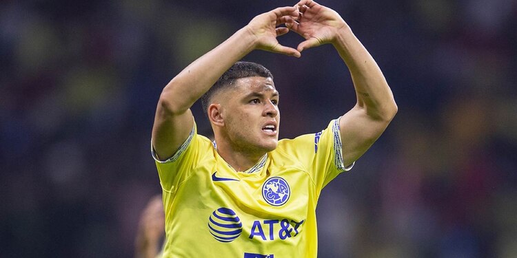 Richard Sánchez celebra un gol con América