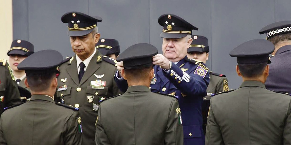 AGENTES militares reciben condecoraciones
en el Certamen de Reclasificación.